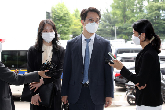 고(故) 손정민씨 친구 A씨의 법률 대리를 맡은 법무법인 원앤파트너스 소속 변호사가 1일 자신이 SBS 기자와 친형제이고 SBS 프로그램 '그것이 알고 싶다'에서 A씨 측에게 우호적인 내용을 방송했다는 취지로 주장한 유튜버를 경찰에 고소했다. 같은 원앤파트너스 소속 이은수(오른쪽) 변호사가 이날 서울 서초경찰서로 들어서며 취재진의 질문에 답하고 있다. 연합뉴스
